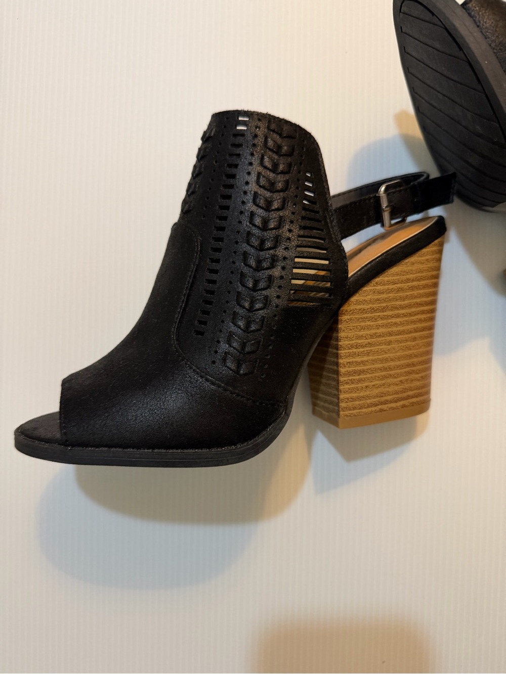 Qupid - Size 6- Black Peep-Toe Cutout Block Heel Sandals - Picture 5 of 9